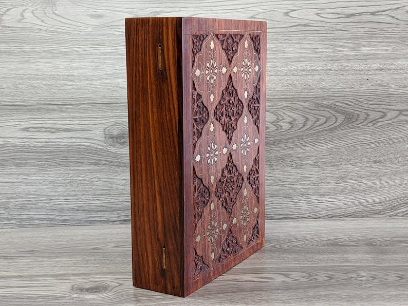 Handcrafted Wooden Box: Minimalist Design with Floral Inlay
