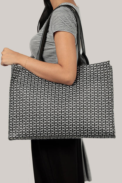 Get Stylish Canvas Tote Featuring Premium Handle in Pakistan
