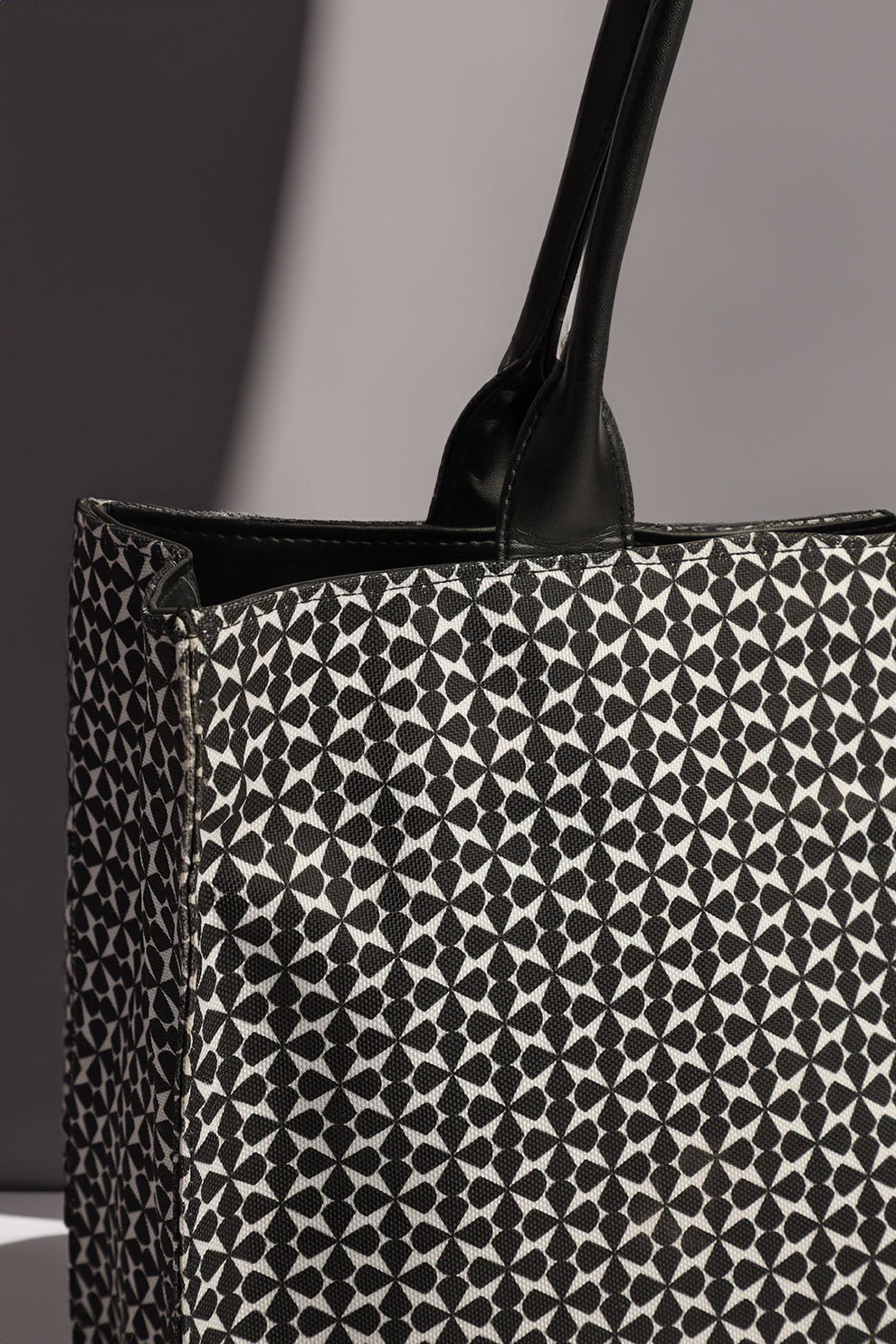 Get Stylish Canvas Tote Featuring Premium Handle in Pakistan
