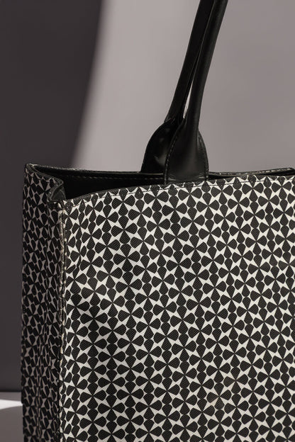 Get Stylish Canvas Tote Featuring Premium Handle in Pakistan