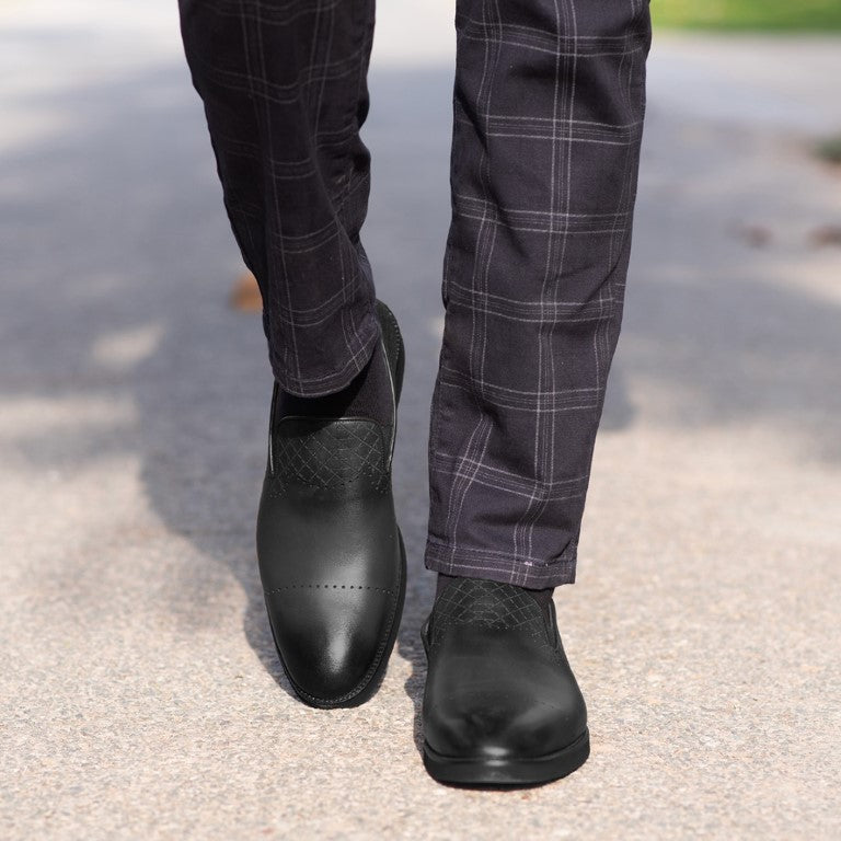 Turkish-origin Diamond-dotted design Leather Shoes in Black