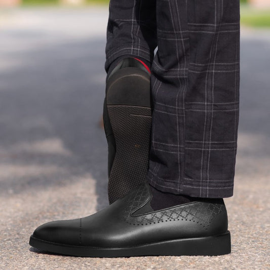Turkish-origin Diamond-dotted design Leather Shoes in Black