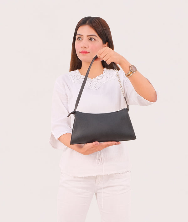 RTW Creation - Black evening bag with chain handle