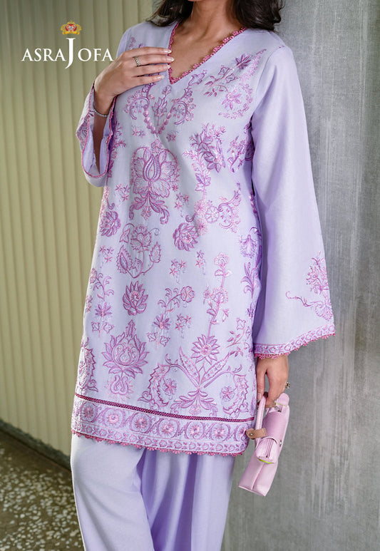 Asra Jofa ASAE-01 close-up of floral embroidery on lavender cambric kurta with decorative border hem