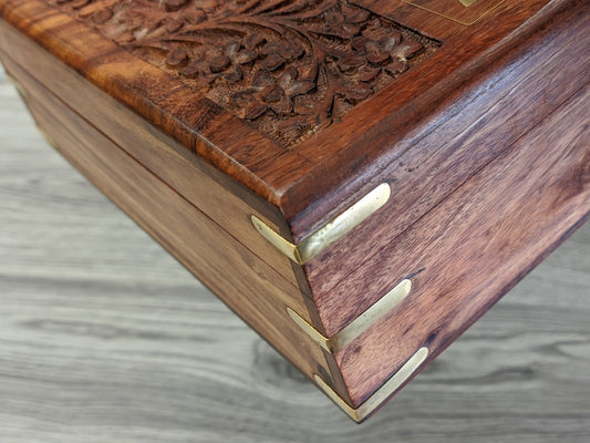Handcrafted Wooden Box: Minimalist Design with Floral Inlay